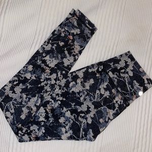 Luluemon floral leggings 7/8 size 6